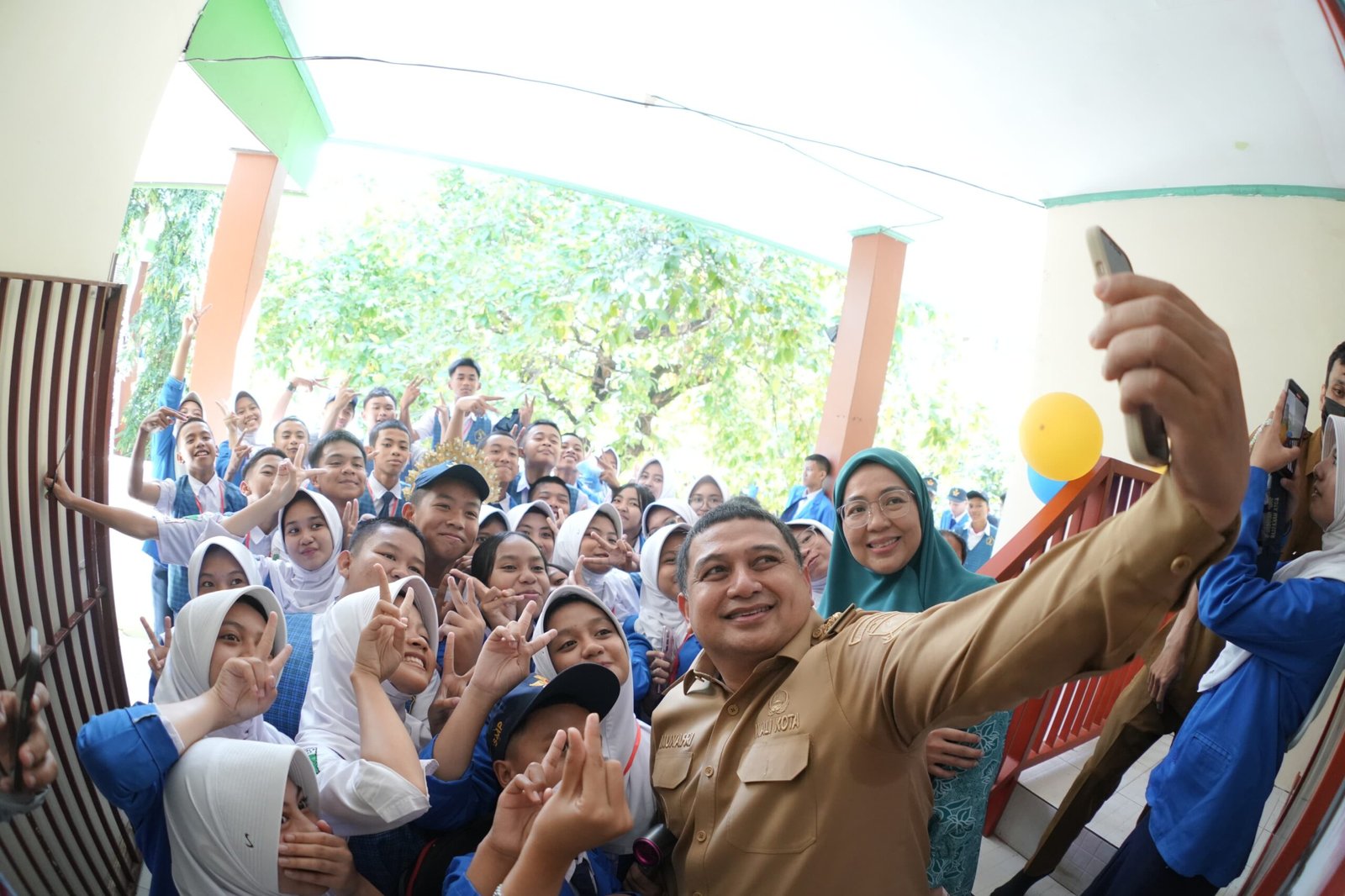 WALIKOTA MAKASSAR MEMBAGIKAN SERAGAM SEKOLAH GRATIS SD - SMP