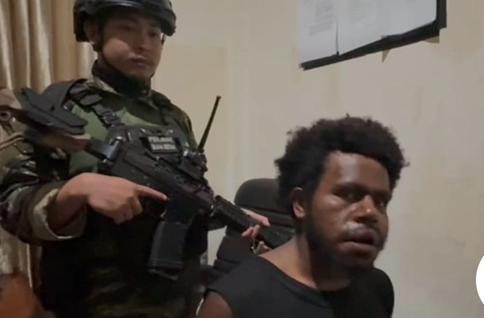 SATGAS OPERASI DAMAI CARTENZ MENANGKAP ANGGOTA KKB MALE TELENGGENG