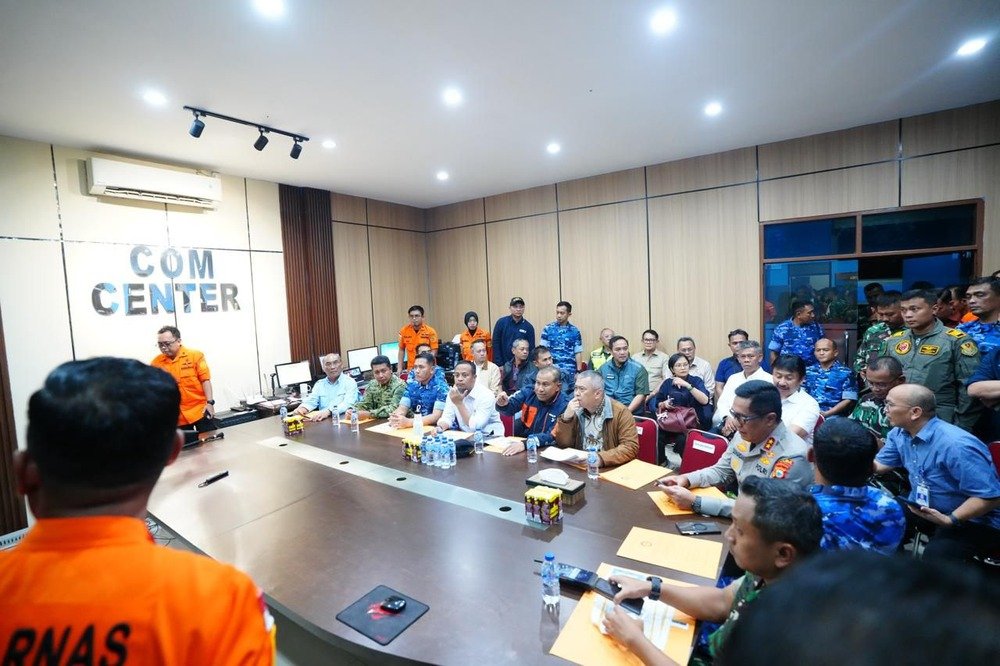 Gubernur Sulawesi Selatan Bersama Menteri Perhubungan Evaluasi Pencarian Korban ATR 42-500